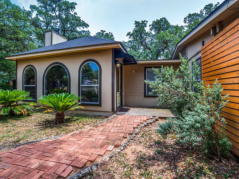 208 S Winston Ln — Photo 3