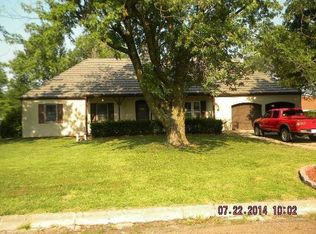 906 Meadowbrook Rd E, Iola, KS 66749