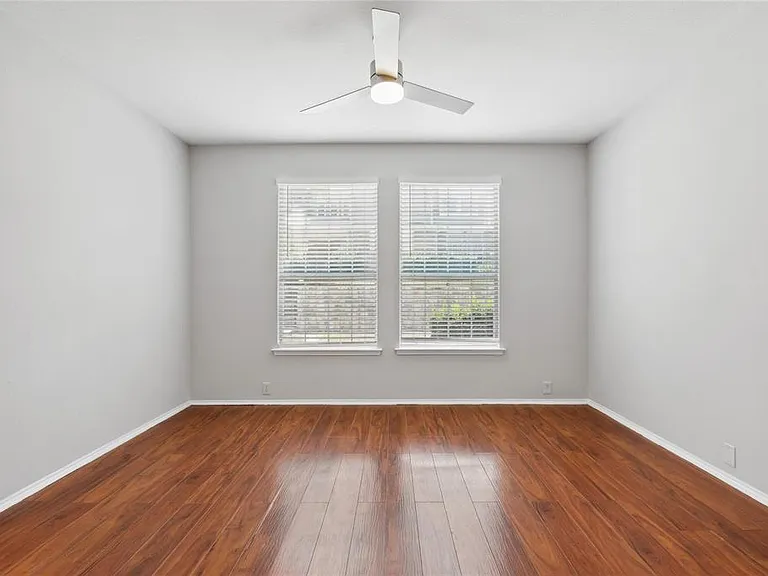 2316 Stoneleigh Pl — Photo 2