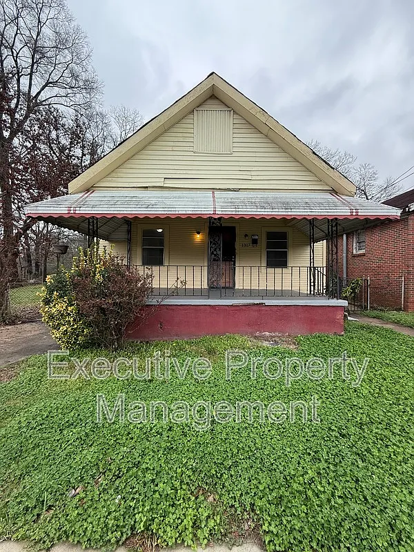 3 bed, 1.0 bath, 1340 sqft, $1,000 — Photo 1