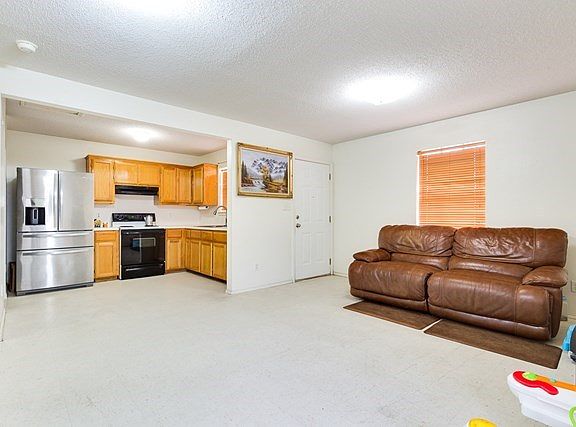 4th image of 9227 N 32nd Ln