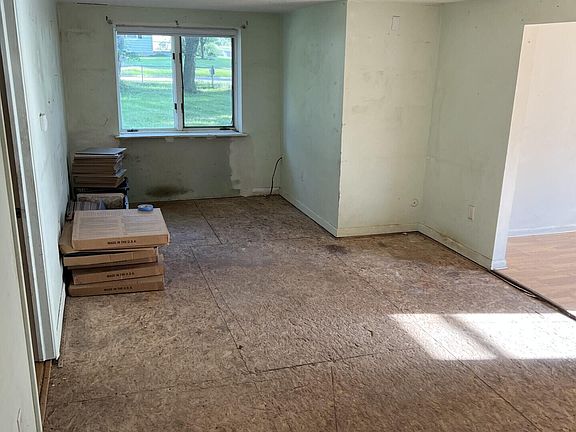 4th image of 221 Hillcrest Ave