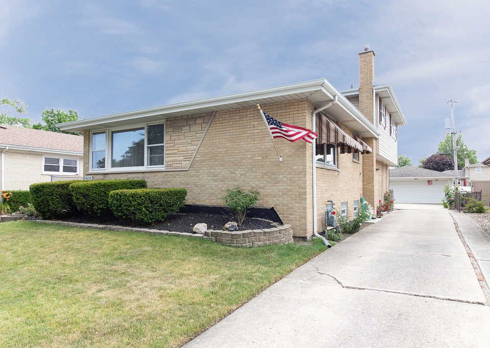 1st image of 4633 W 106th St