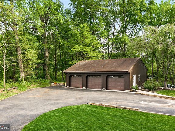 4th image of 501 Circle Dr