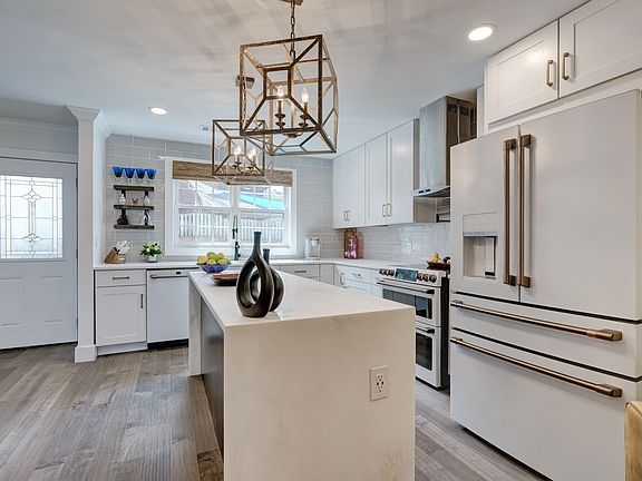 2nd image of 2729 Niazuma Ave S