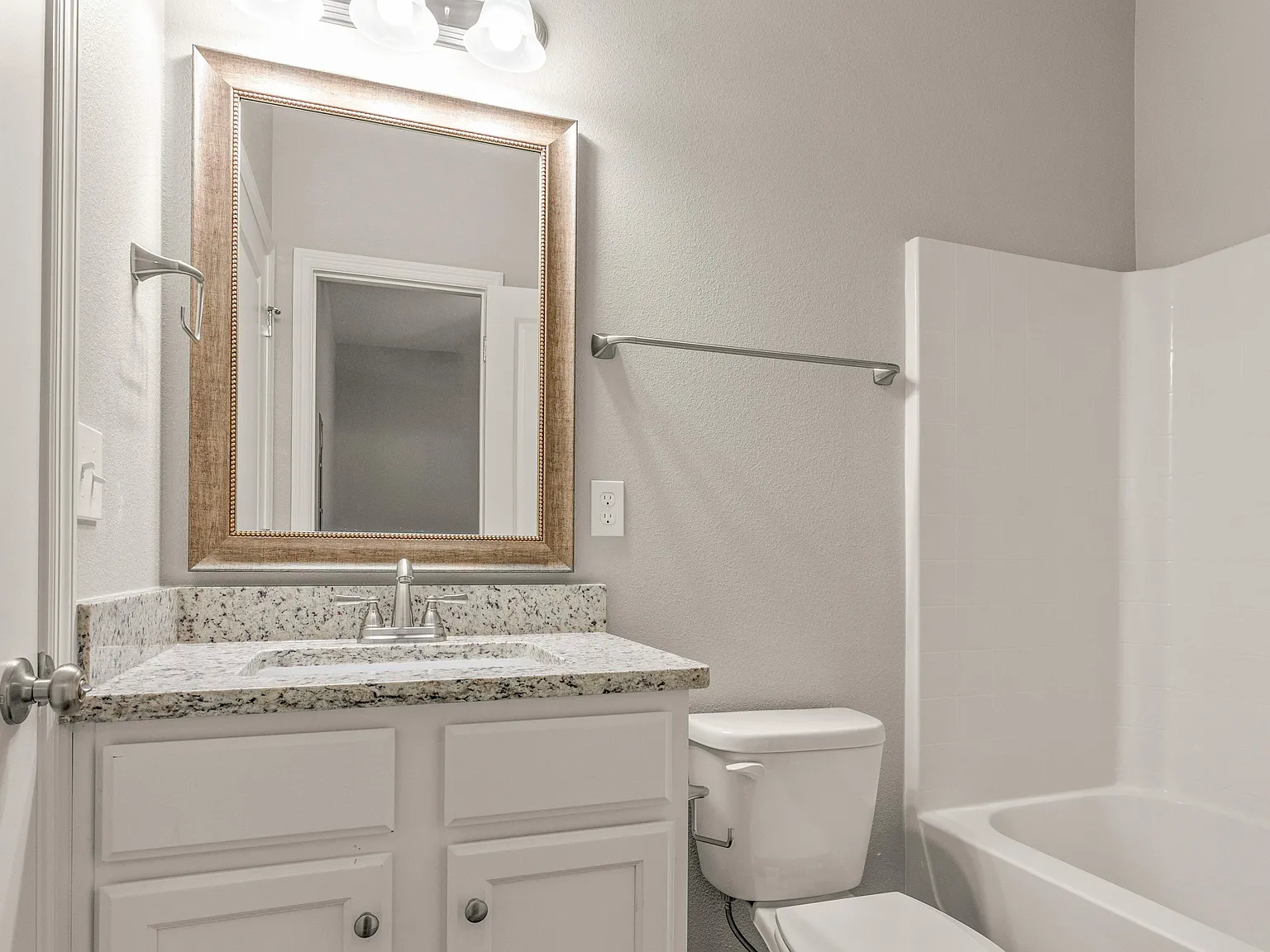 3 bedroom/3 bathroom available now! — Photo 2