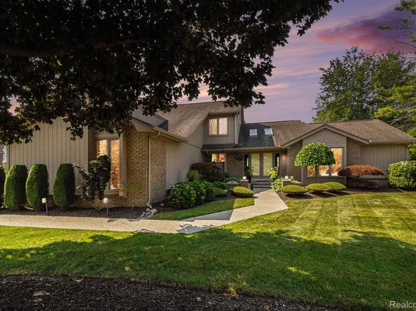 2033 Sundew Dr, Troy, MI 48098