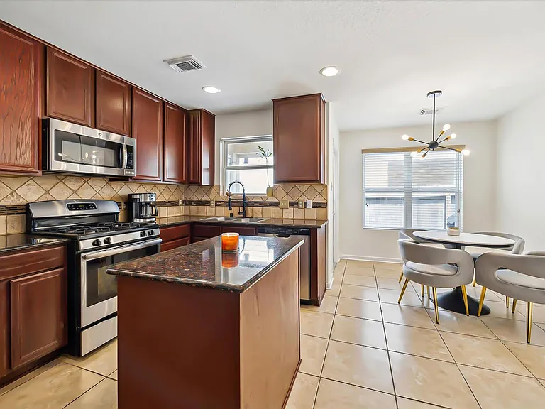 2615 Magnolia Fair Way — Photo 8