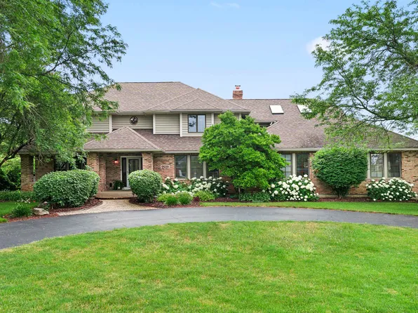 6N289 E Ridgewood Dr, St Charles, IL 60175