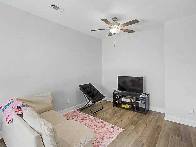 106 Heirloom Rd — Photo 3