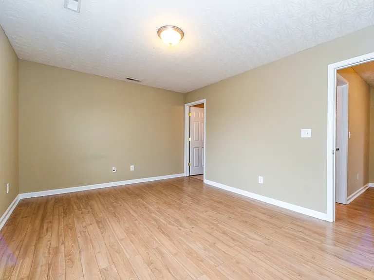 Silver Creek Apartments — Photo 31