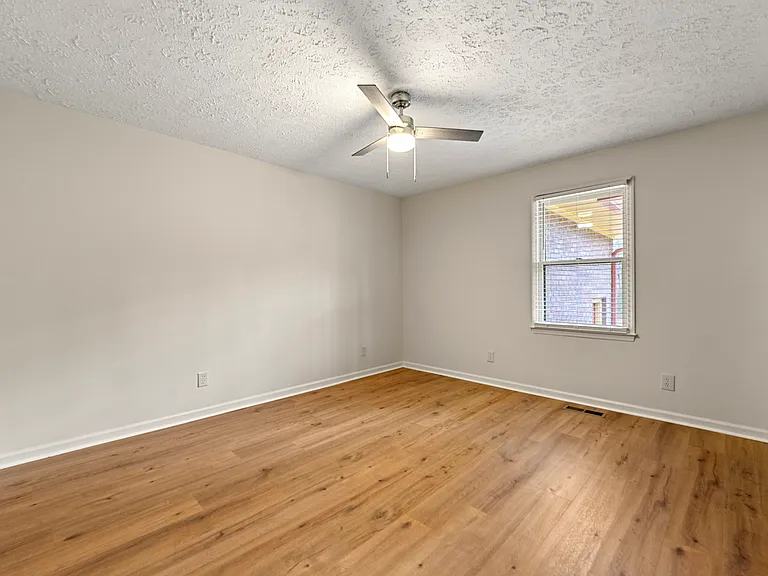 131 McWhirter Pl — Photo 5