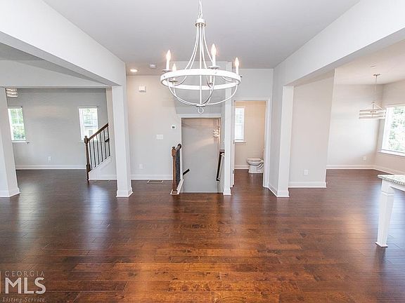 4th image of 826 Jensmith Ave