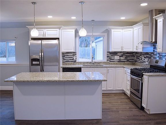 5th image of 42 Berkshire Dr