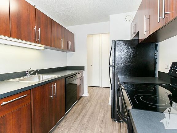 3rd image of 1121 N Dearborn St #312