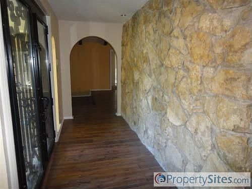 5th image of 501 Woodbriar Ln