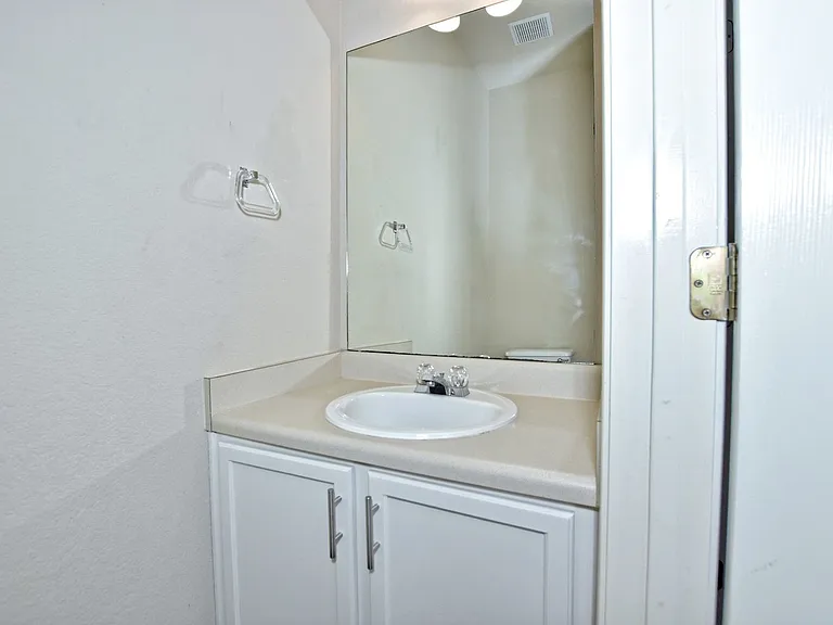 917 E 3rd St — Photo 9