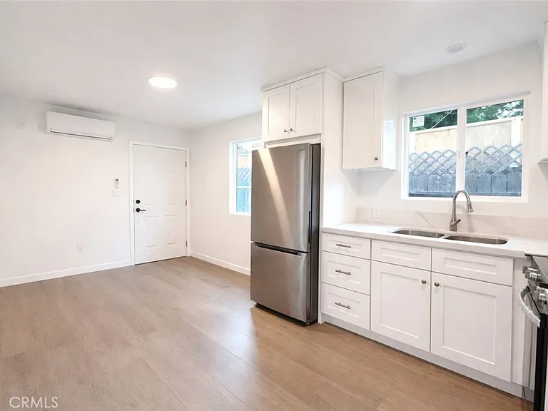 6907 Noble — Photo 11