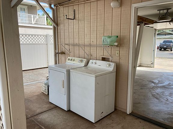 Laundry area for ohana - looking through the garage to the street.