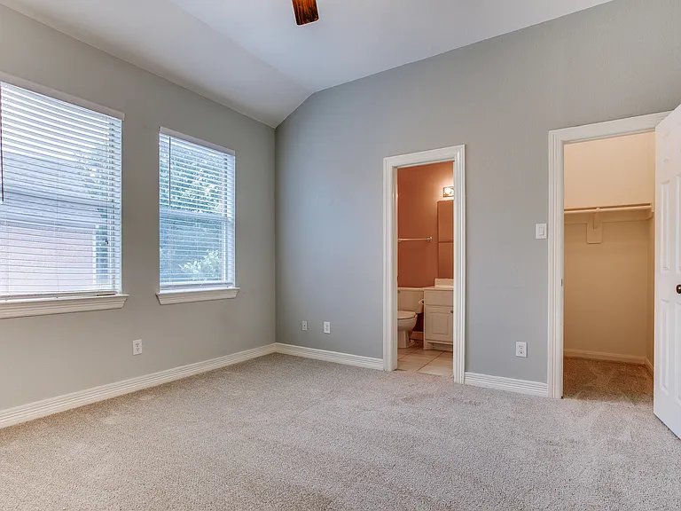 3951 N Hall St — Photo 22