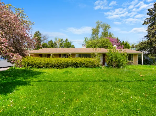 710 Woodland Dr, Crystal Lake, IL 60014