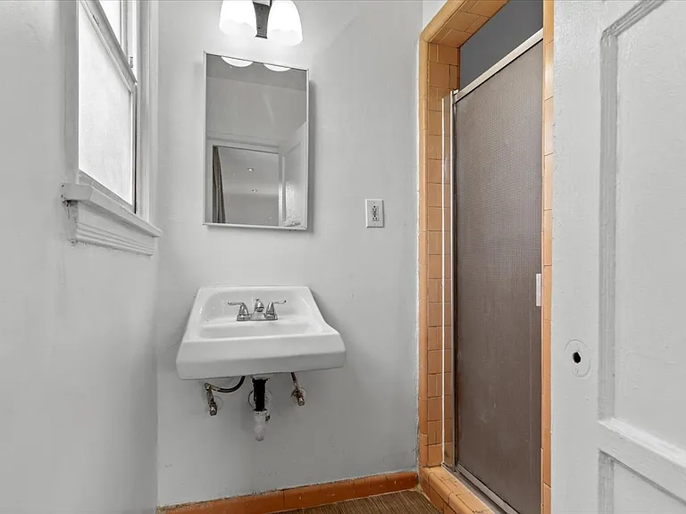 1032 S Redondo Blvd — Photo 10
