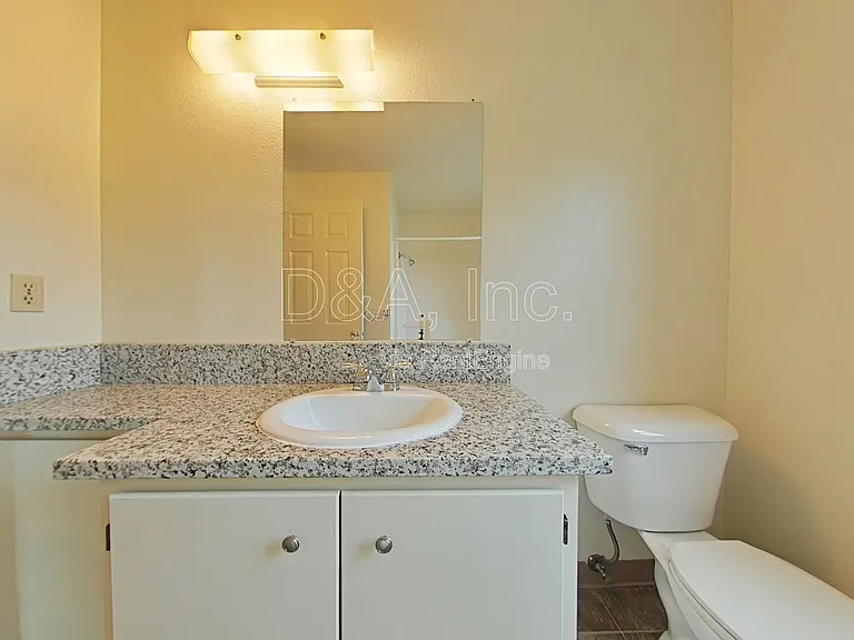 325 SE Lilly Ave #C — Photo 8