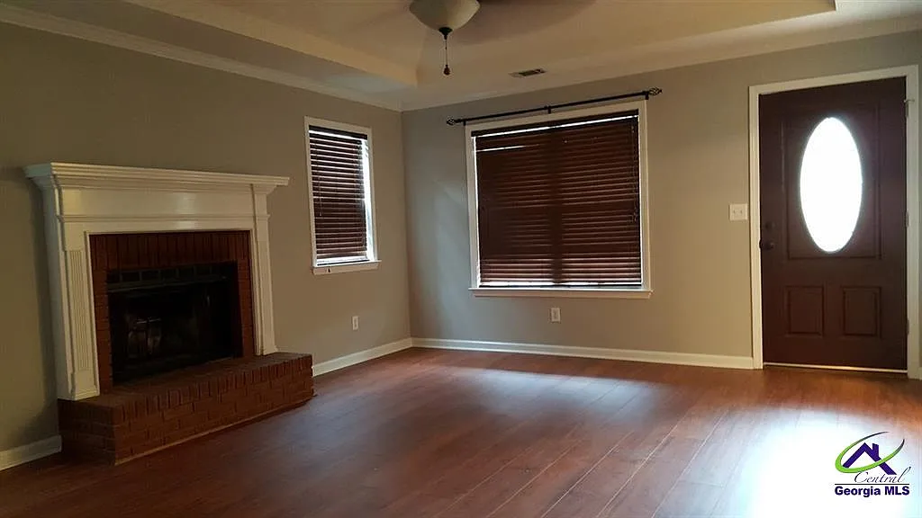 3 bed, 2.0 bath, 1331 sqft, $1,700 — Photo 2