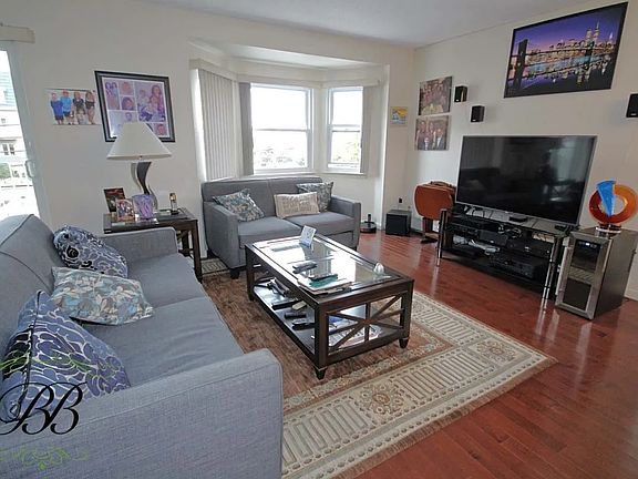 2nd image of 1 Cove Ln APT 2