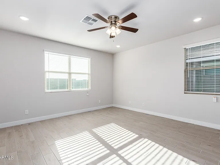8526 S 69th Ln — Photo 6