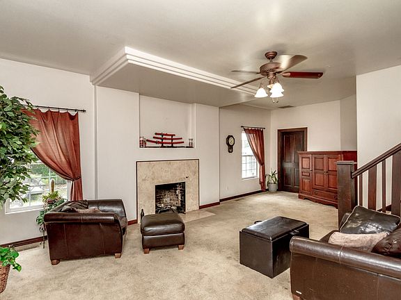 4th image of 1407 W Pioneer