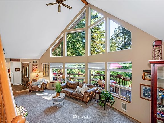 Enjoy your view & natural light from these tall windows! 