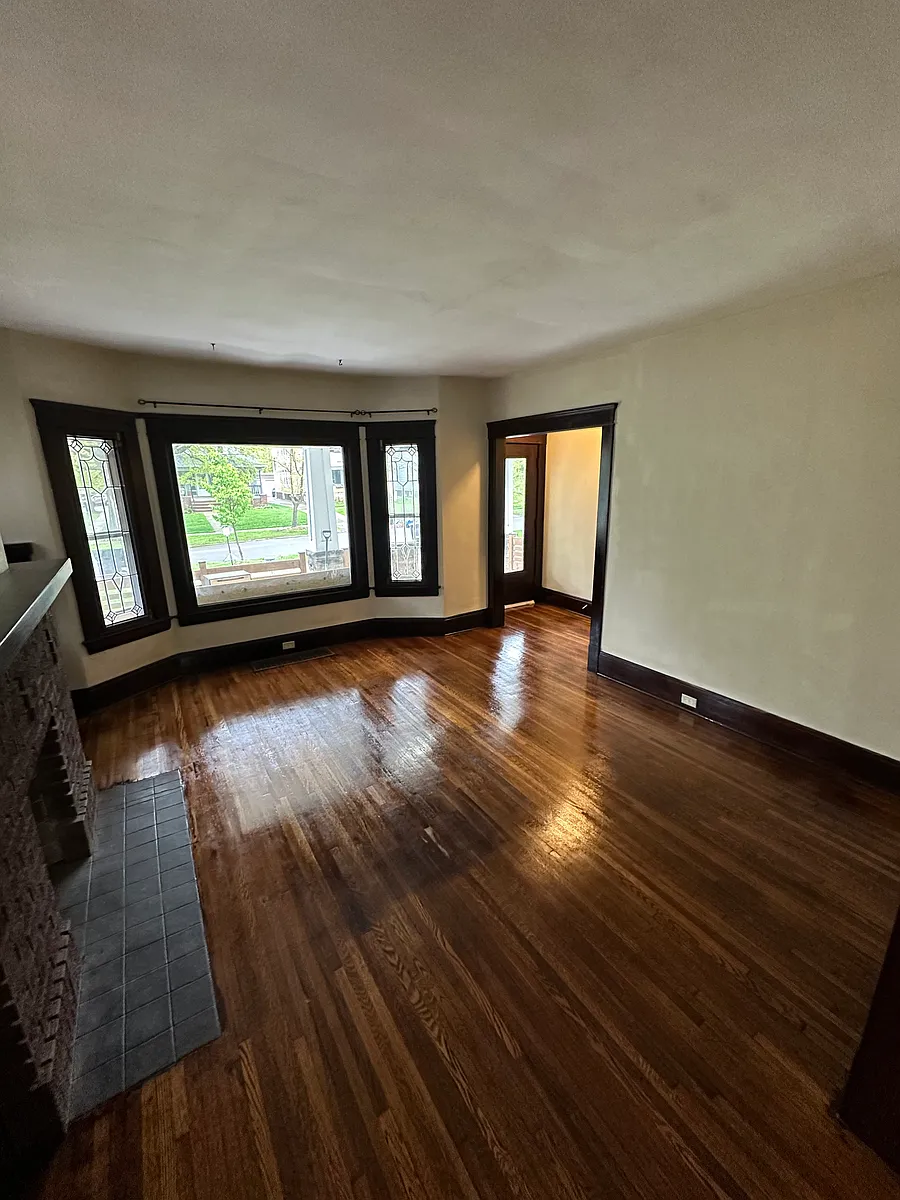 Building Photo - 1302 W 102nd St #1