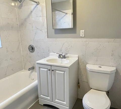 4th image of 132 N Arlington Ave #106B