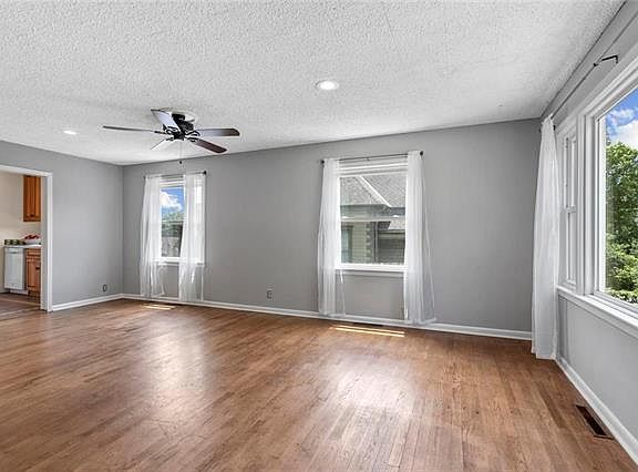 3rd image of 419 N Leonard St