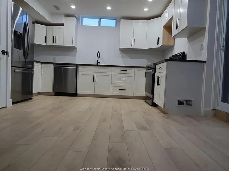 631 Holburn St #LOWER — Photo 3