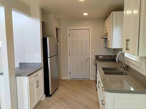 4th image of 27 Cecil Ave #B