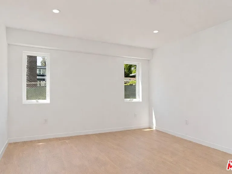 2120 N Beachwood Dr — Photo 16