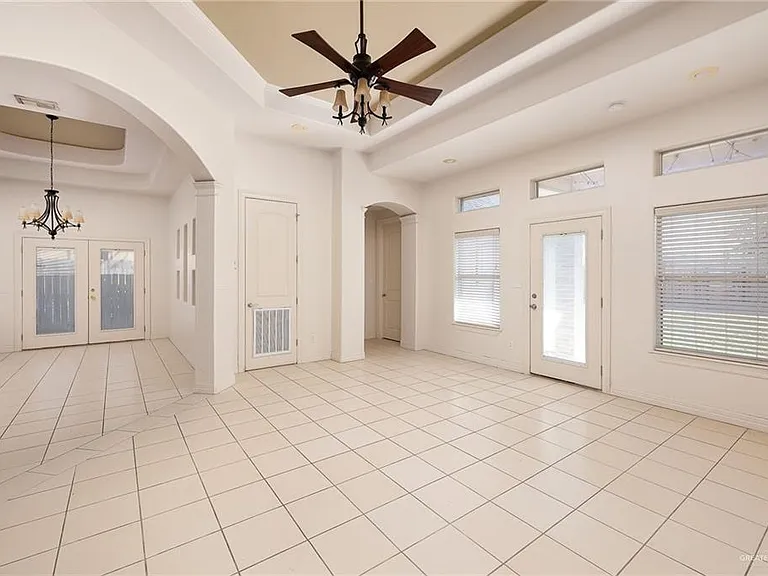 402 Hackberry Ave — Photo 4