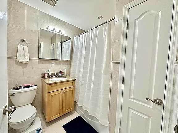 5th image of 2842 38th St APT 2F