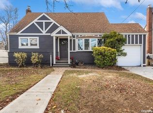30 Cinque Dr, Farmingdale, NY 11735