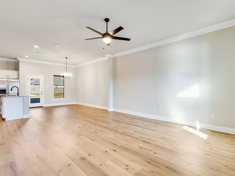141 Ridley Ln — Photo 3