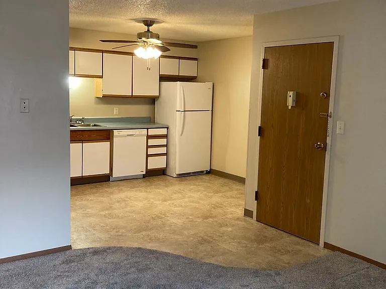 The Warwick of Norfolk. Now leasing updated 1, 2 bedroom apartments and 3 bedroom townhomes! — Photo 2