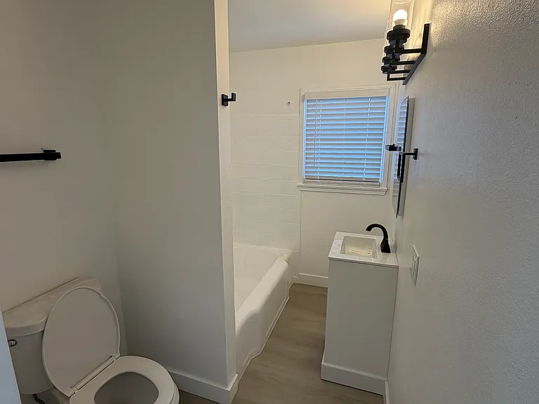 208 S Illinois St #B — Photo 6