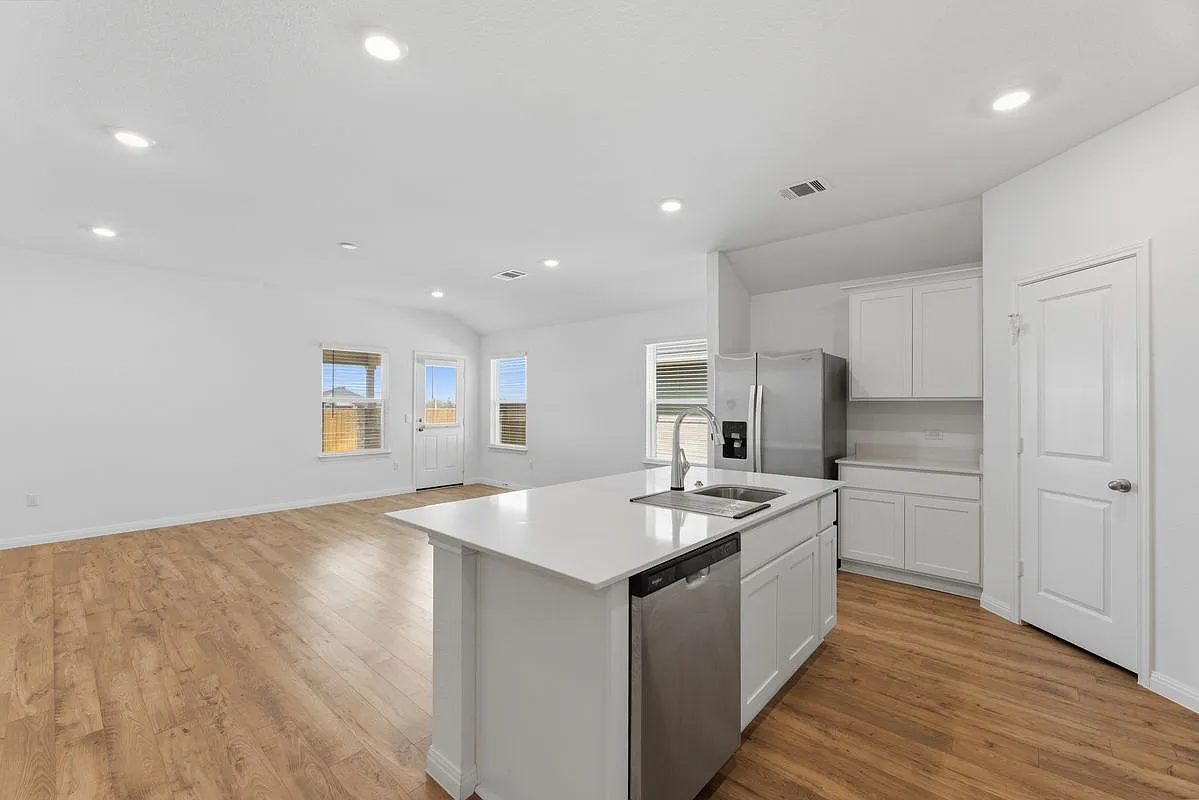 4 bed, 3.0 bath, 2041 sqft, $2,295 — Photo 2