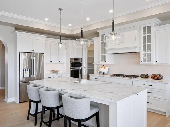 9155 Mills Dr, Chanhassen, MN 55317