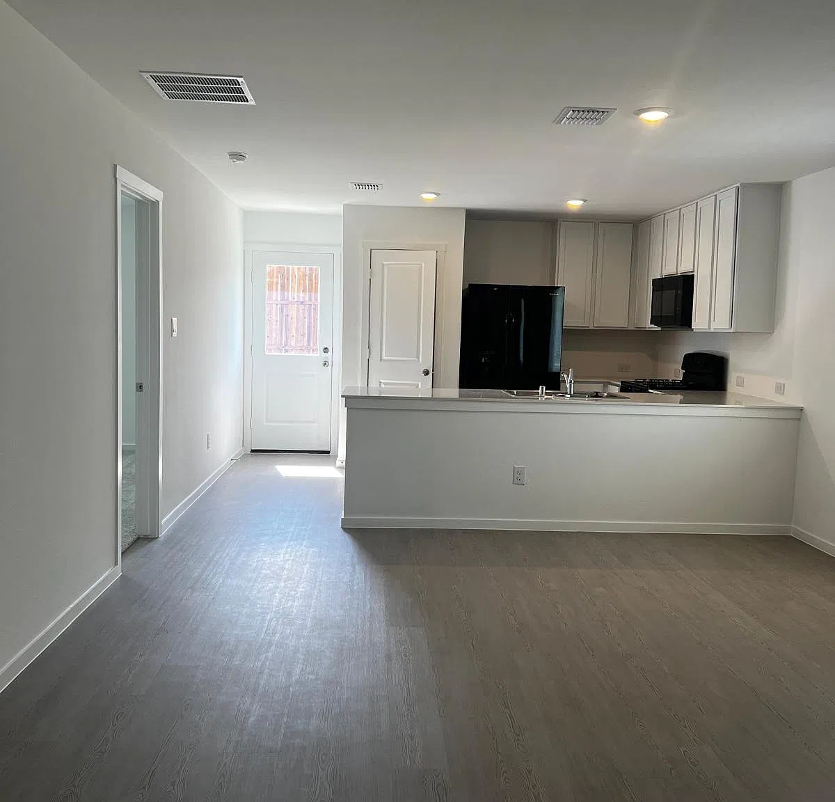 3 bed, 1411 sqft, $2,000 — Photo 3