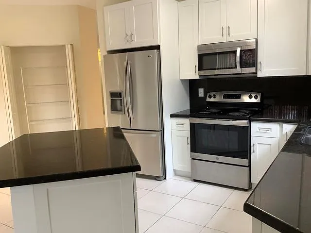 4 bed, 2.5 bath, $4,200 — Photo 2