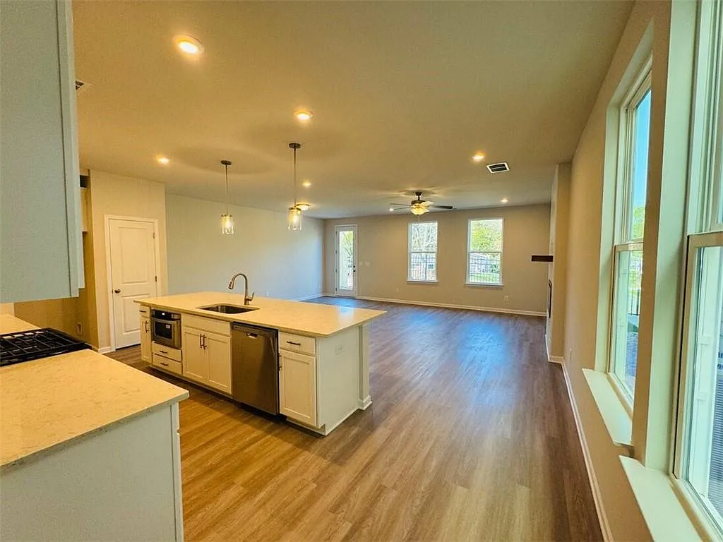 3 bed, 2.5 bath, 2038 sqft, $2,790 — Photo 3