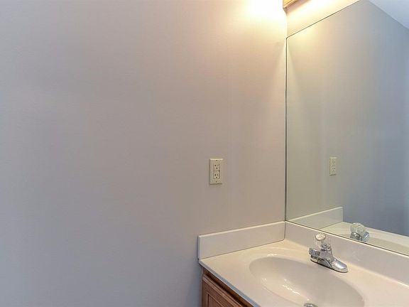 5th image of 225 Courtney Dr